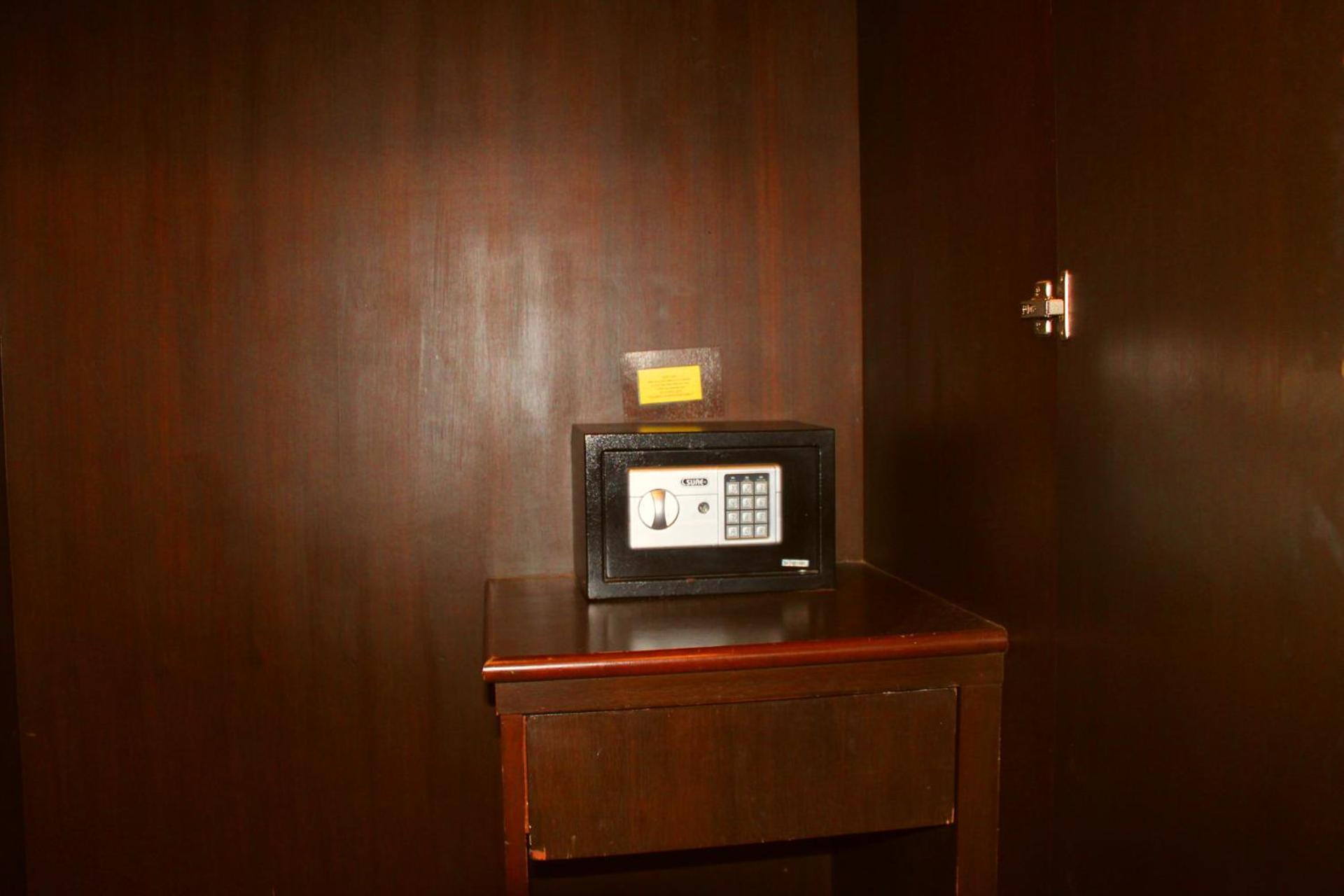 Hollywood Inn Hotel Patong Buitenkant foto
