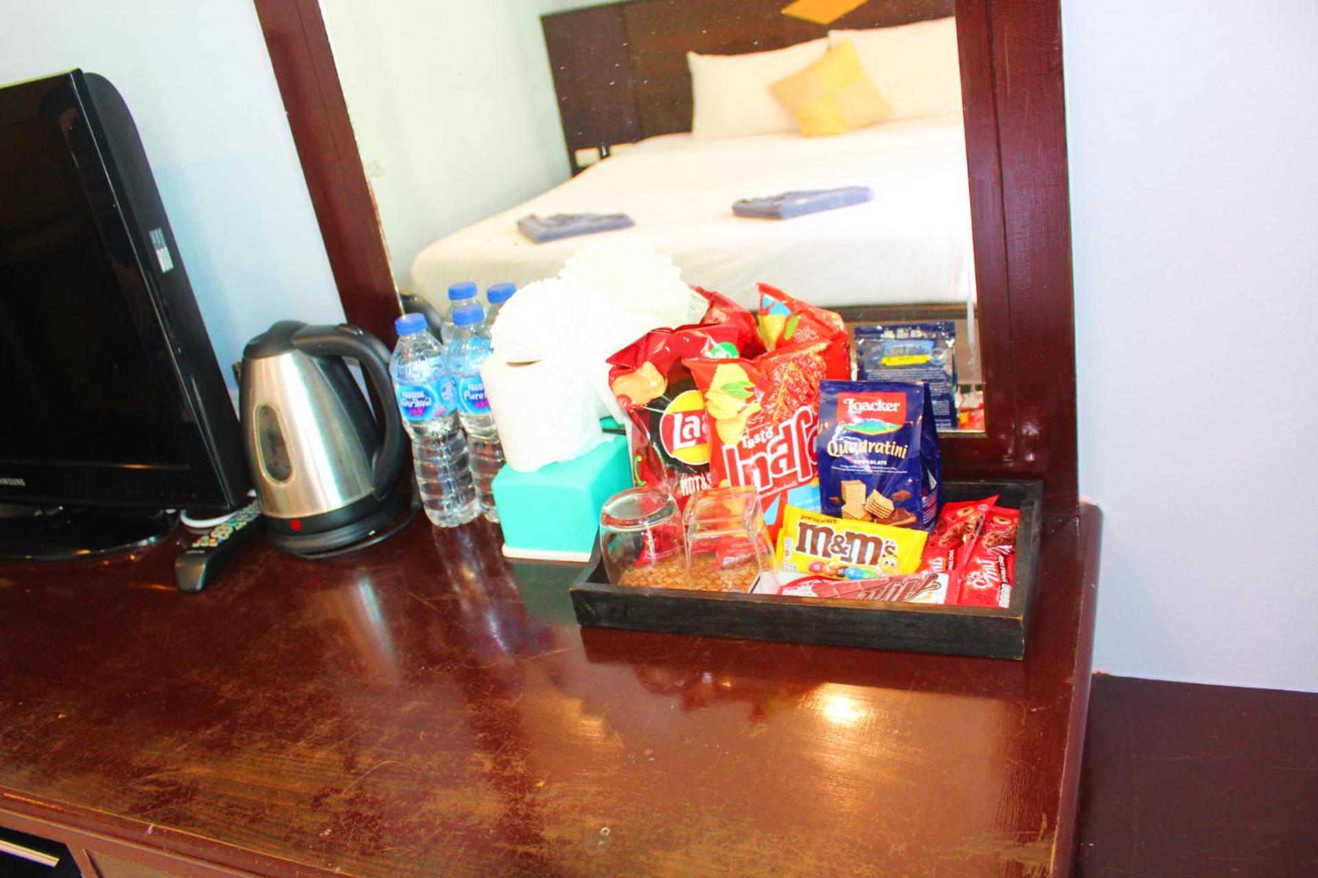 Hollywood Inn Hotel Patong Buitenkant foto